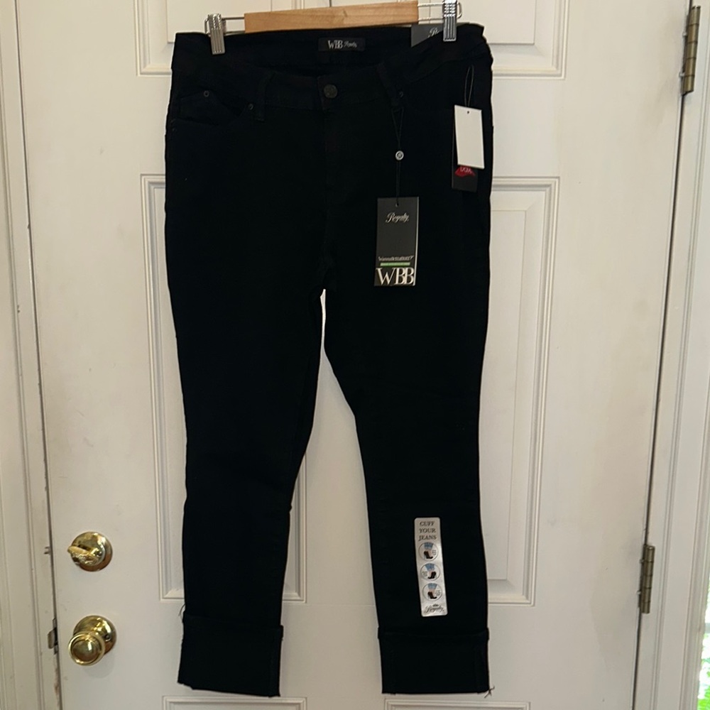 Black Ankle Cropped Jeans with Classic Design